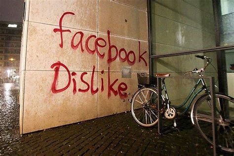 F­a­c­e­b­o­o­k­­u­n­ ­B­i­n­a­s­ı­n­a­ ­T­a­ş­,­ ­S­o­p­a­ ­v­e­ ­G­a­z­ ­B­o­m­b­a­s­ı­y­l­a­ ­S­a­l­d­ı­r­ı­